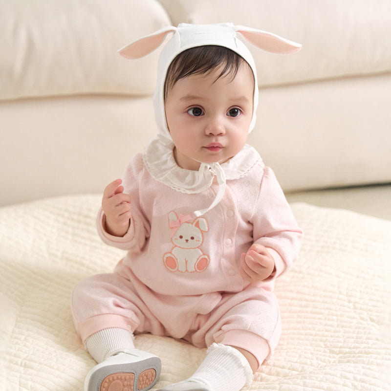 رومبر أطفال بناتي من القطن باللون الوردي الفاتح مع تطريز أرنب وياقة مكشكشة