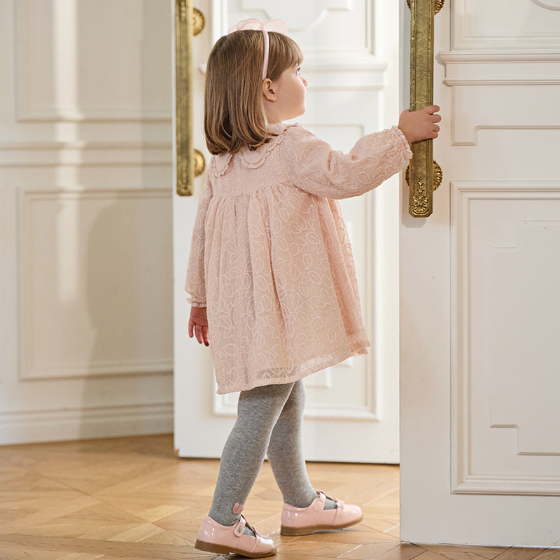 فستان بنات طويل الأكمام من التول باللون الوردي الفاتح بأسلوب أنيق