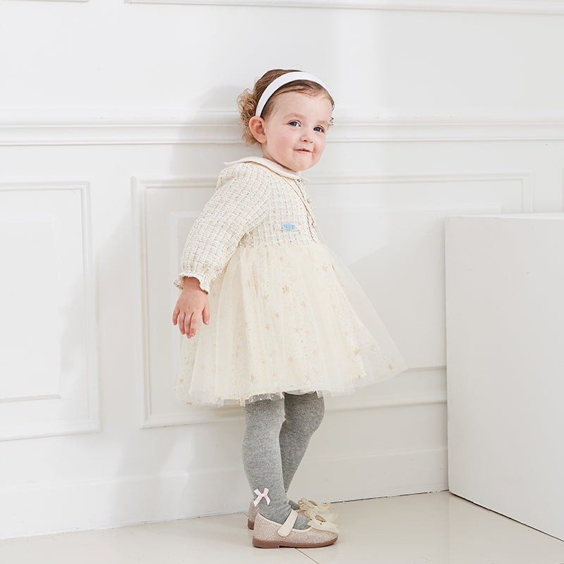 فستان للأطفال بأكمام طويلة من قماش تويد بلون أبيض حليبي مع تنورة من التول، بتصميم كلاسيكي أنيق