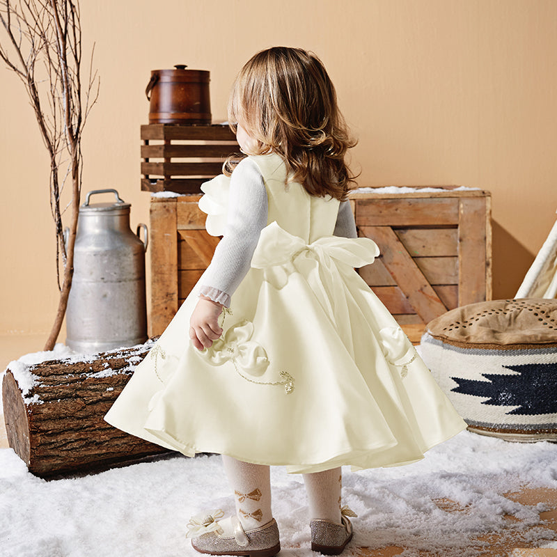 فستان سهرة بناتي بدون أكمام باللون البيج من الساتان، بتصميم أميرة بإطلالة فاخرة