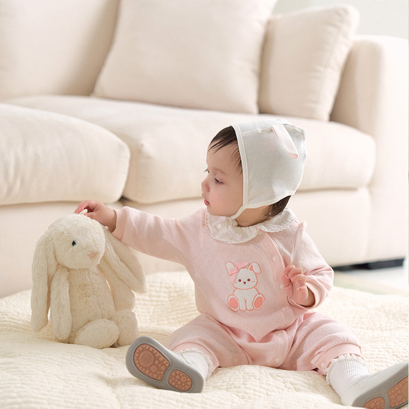 رومبر أطفال بناتي من القطن باللون الوردي الفاتح مع تطريز أرنب وياقة مكشكشة