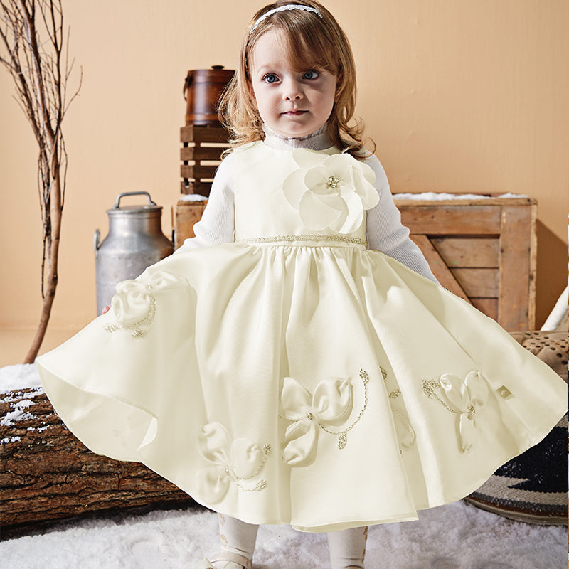 فستان سهرة بناتي بدون أكمام باللون البيج من الساتان، بتصميم أميرة بإطلالة فاخرة