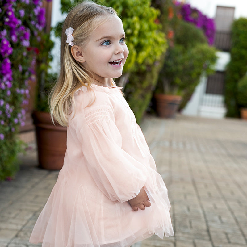 فستان بنات طويل الأكمام من التول باللون الوردي بأسلوب بسيط وناعم