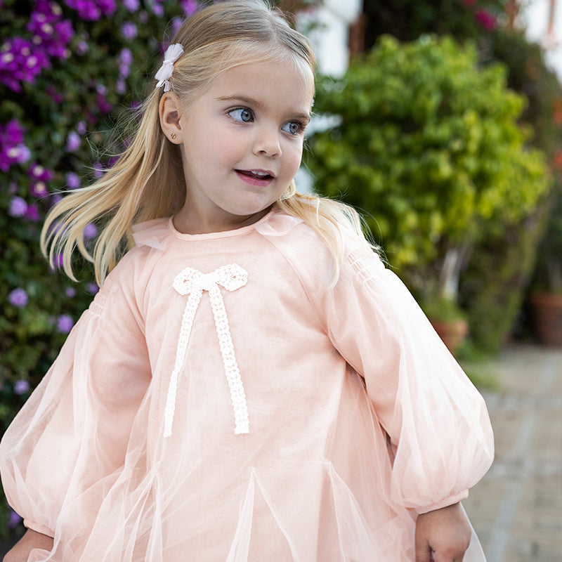 فستان بنات طويل الأكمام من التول باللون الوردي بأسلوب بسيط وناعم