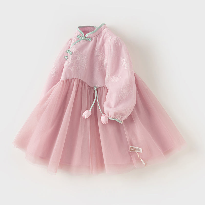فستان للبنات الصغيرات من التول الوردي بأكمام طويلة بتصميم صيني مع تطريز (يشمل قطعة زينة)