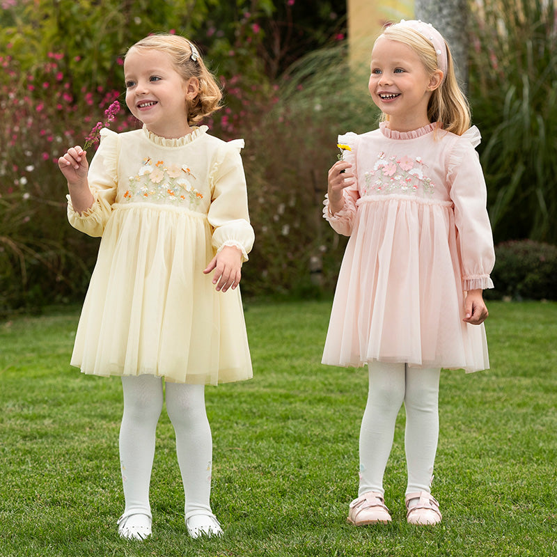 فستان بنات بأكمام طويلة من التول أصفر فاتح/وردي فاتح مزين بتطريز زهور ثلاثية الأبعاد تصميم أميري