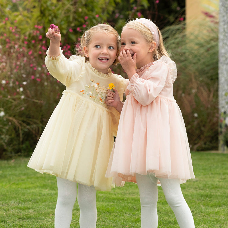 فستان بنات بأكمام طويلة من التول أصفر فاتح/وردي فاتح مزين بتطريز زهور ثلاثية الأبعاد تصميم أميري