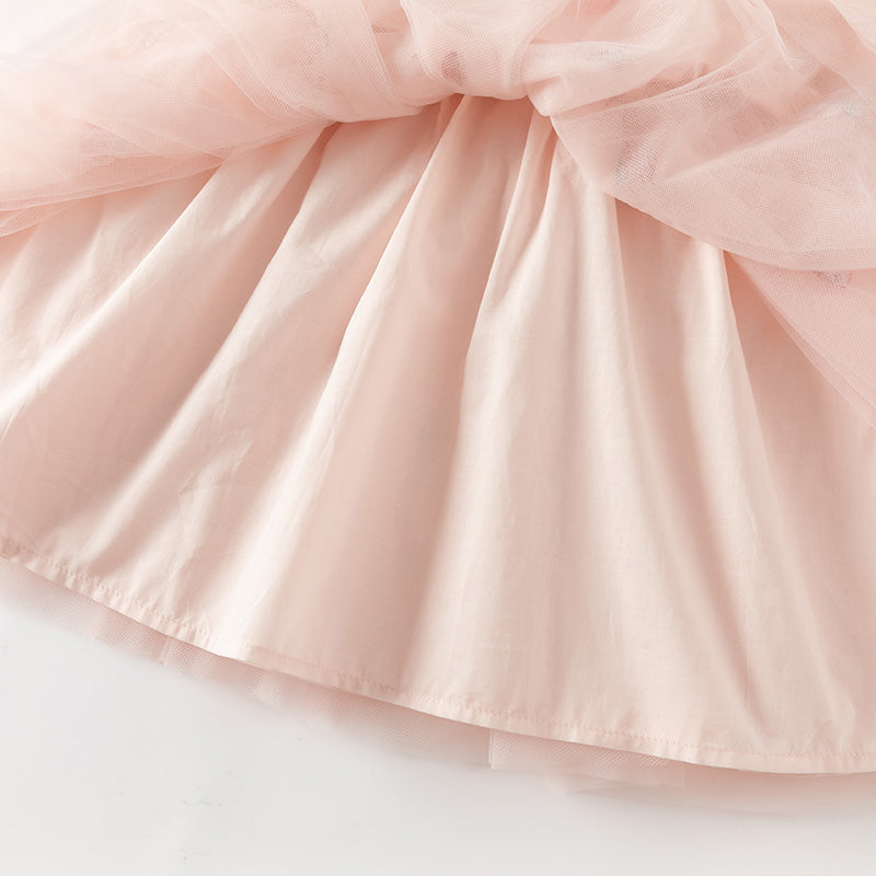 فستان للبنات الصغيرات بأكمام طويلة من التول الوردي مع عناصر محبوكة وزخرفة الفراولة