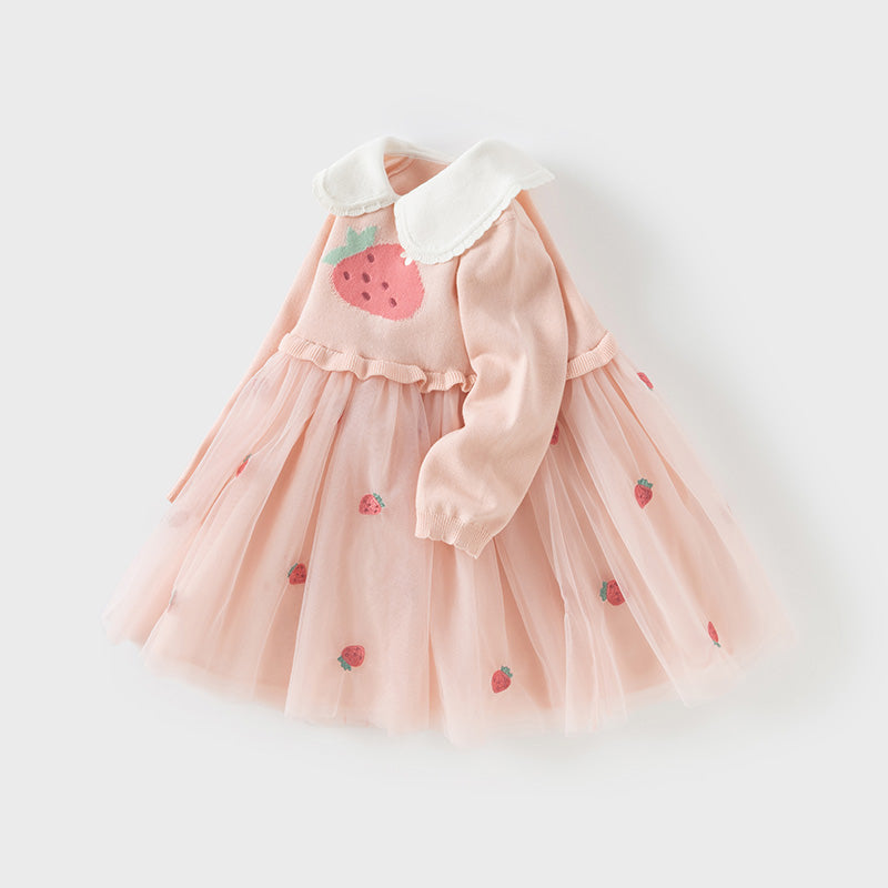 فستان للبنات الصغيرات بأكمام طويلة من التول الوردي مع عناصر محبوكة وزخرفة الفراولة