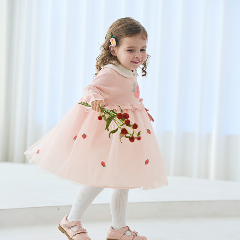 فستان للبنات الصغيرات بأكمام طويلة من التول الوردي مع عناصر محبوكة وزخرفة الفراولة