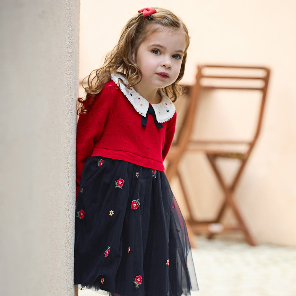 فستان بنات طويل الأكمام باللون الأحمر من قماش محبوك مع تنورة تول بأسلوب أميرة مزينة بتطريز زهور