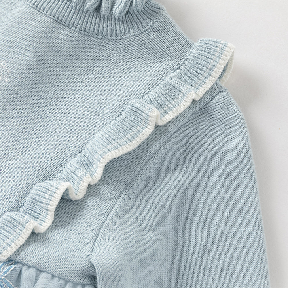 فستان بناتي طويل الأكمام بلون أزرق فاتح من قماش محبوك، بتنورة تول بأسلوب أميرة مزينة بزنبق الوادي