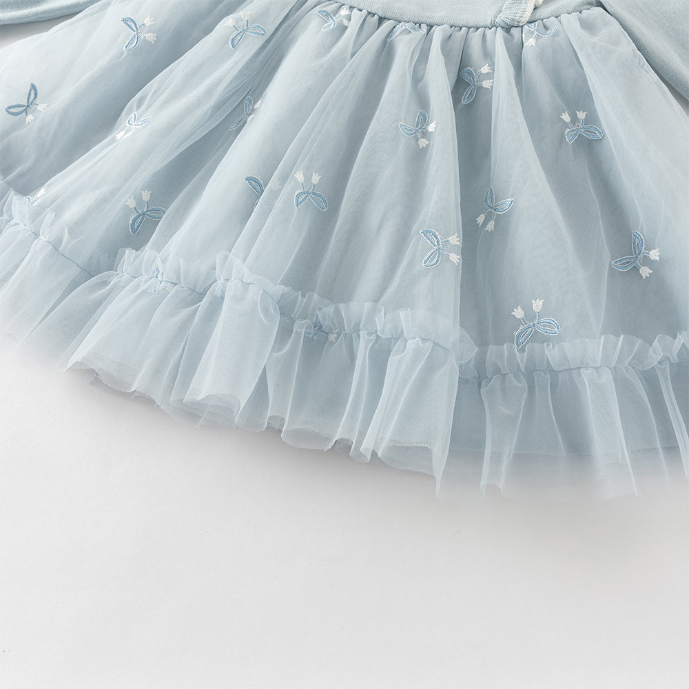 فستان بناتي طويل الأكمام بلون أزرق فاتح من قماش محبوك، بتنورة تول بأسلوب أميرة مزينة بزنبق الوادي