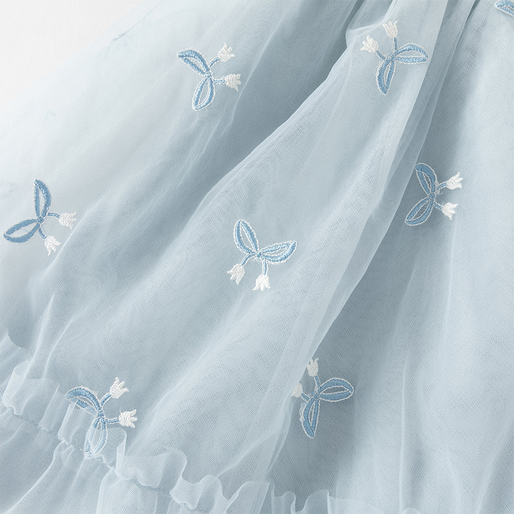 فستان بناتي طويل الأكمام بلون أزرق فاتح من قماش محبوك، بتنورة تول بأسلوب أميرة مزينة بزنبق الوادي