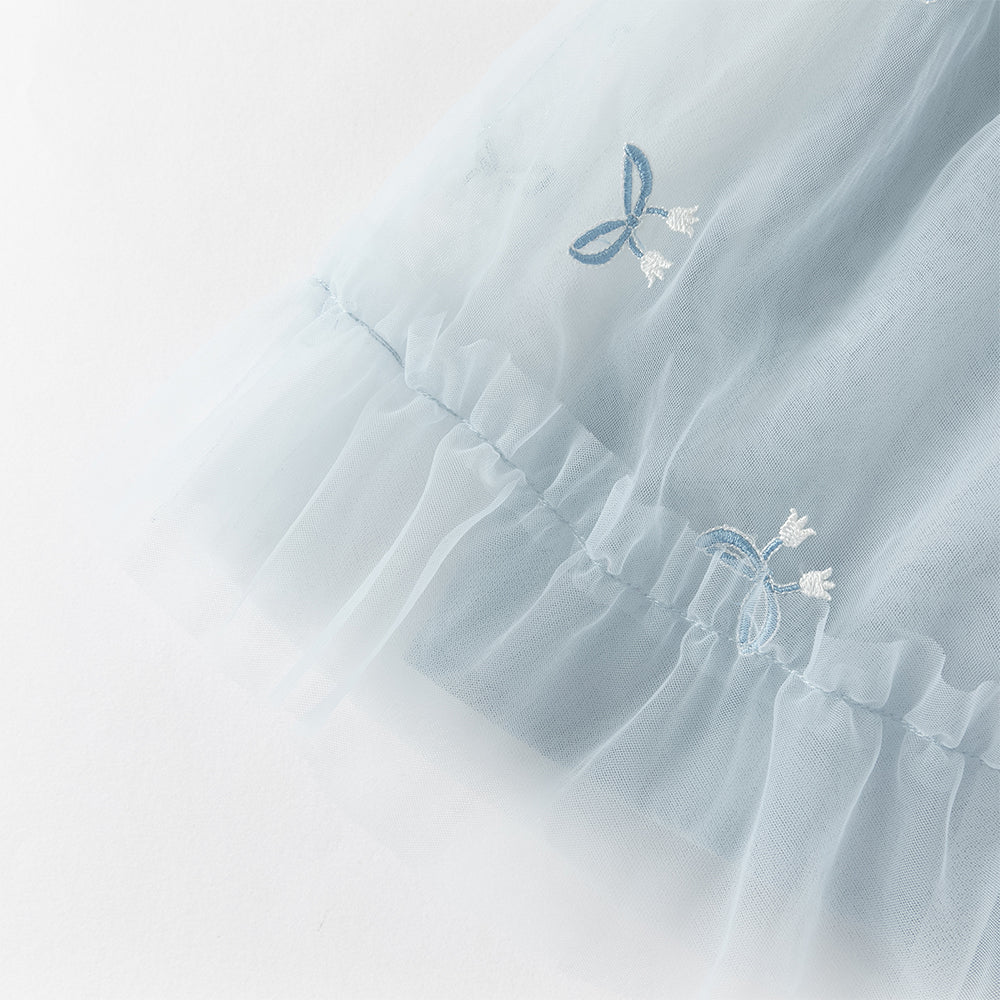 فستان بناتي طويل الأكمام بلون أزرق فاتح من قماش محبوك، بتنورة تول بأسلوب أميرة مزينة بزنبق الوادي