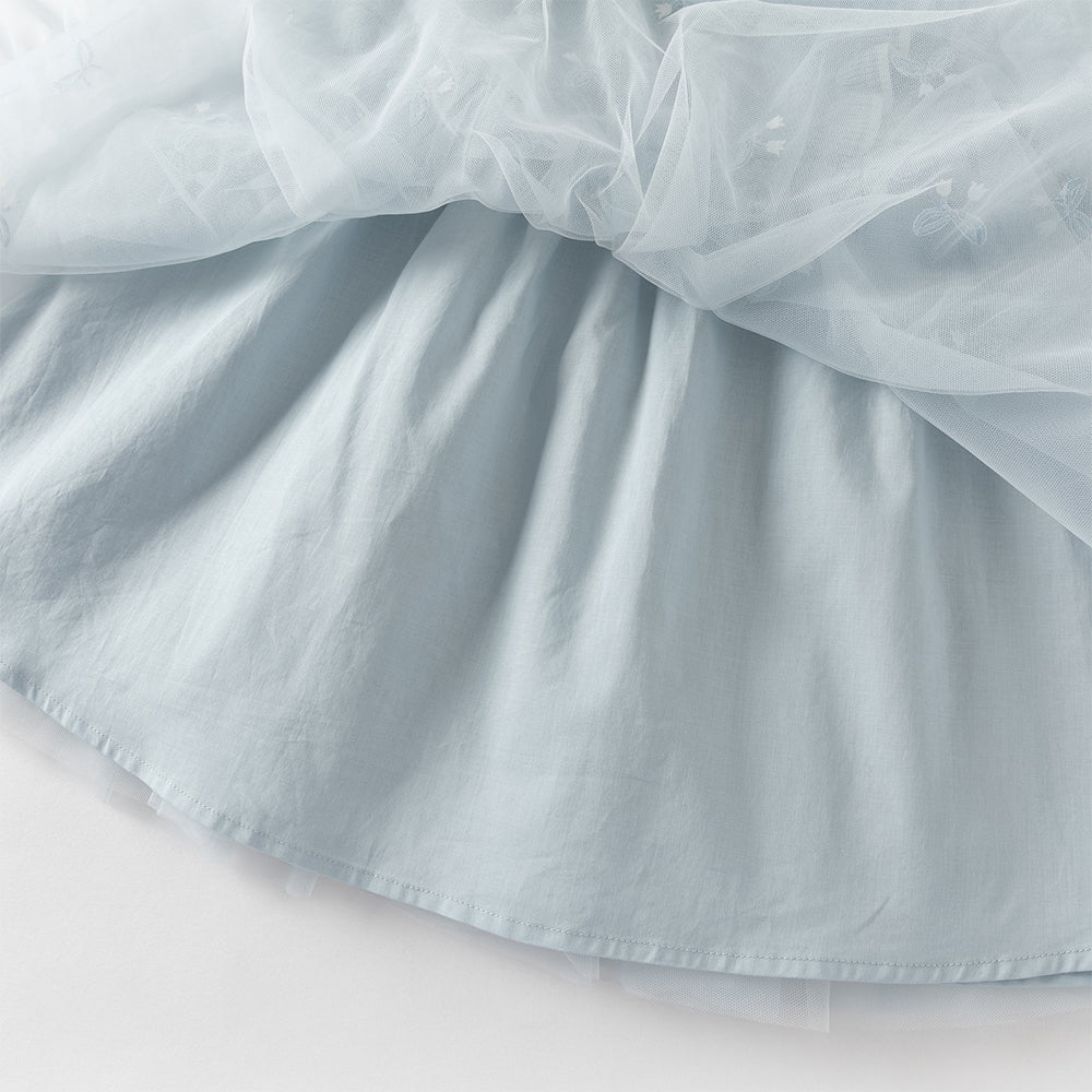 فستان بناتي طويل الأكمام بلون أزرق فاتح من قماش محبوك، بتنورة تول بأسلوب أميرة مزينة بزنبق الوادي