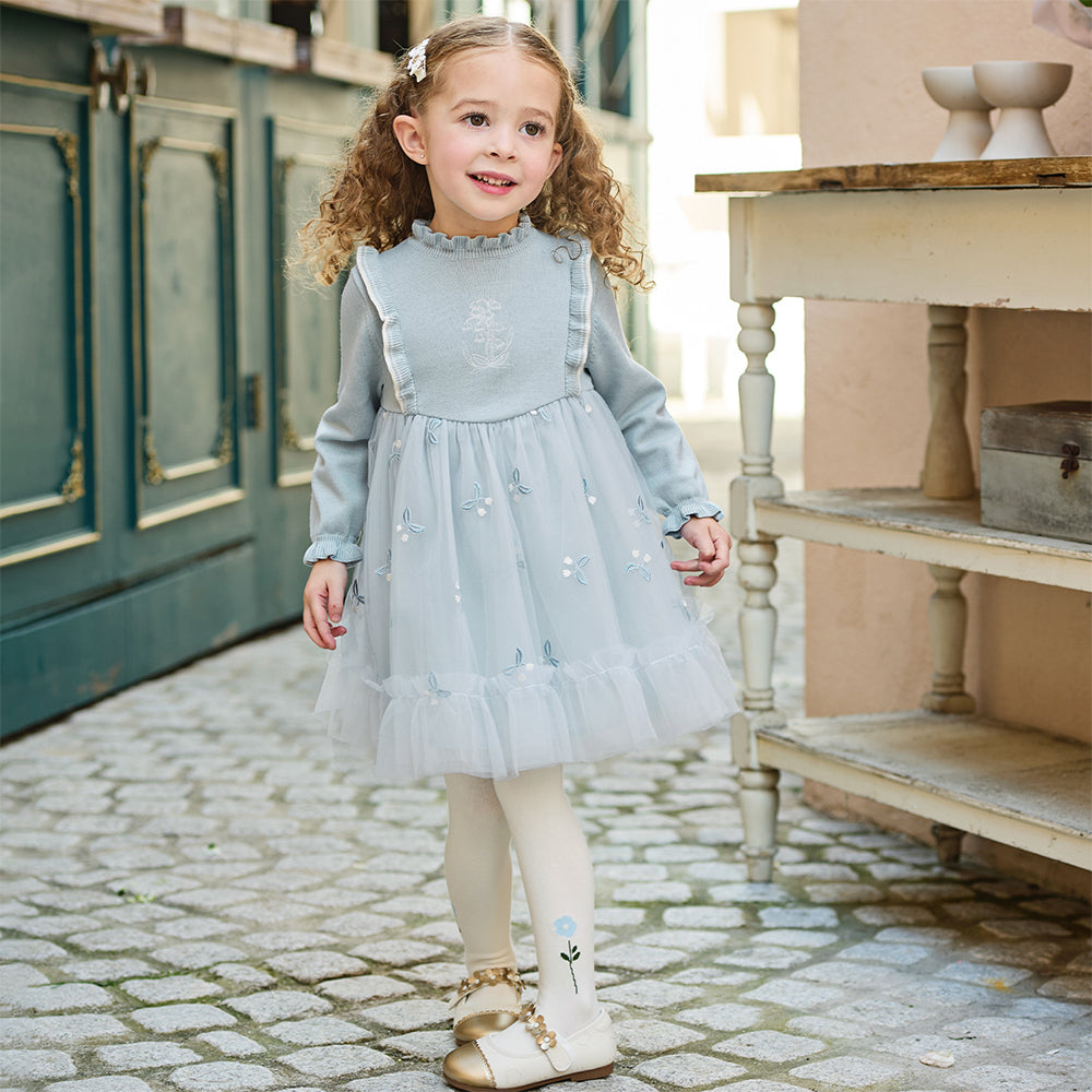 فستان بناتي طويل الأكمام بلون أزرق فاتح من قماش محبوك، بتنورة تول بأسلوب أميرة مزينة بزنبق الوادي