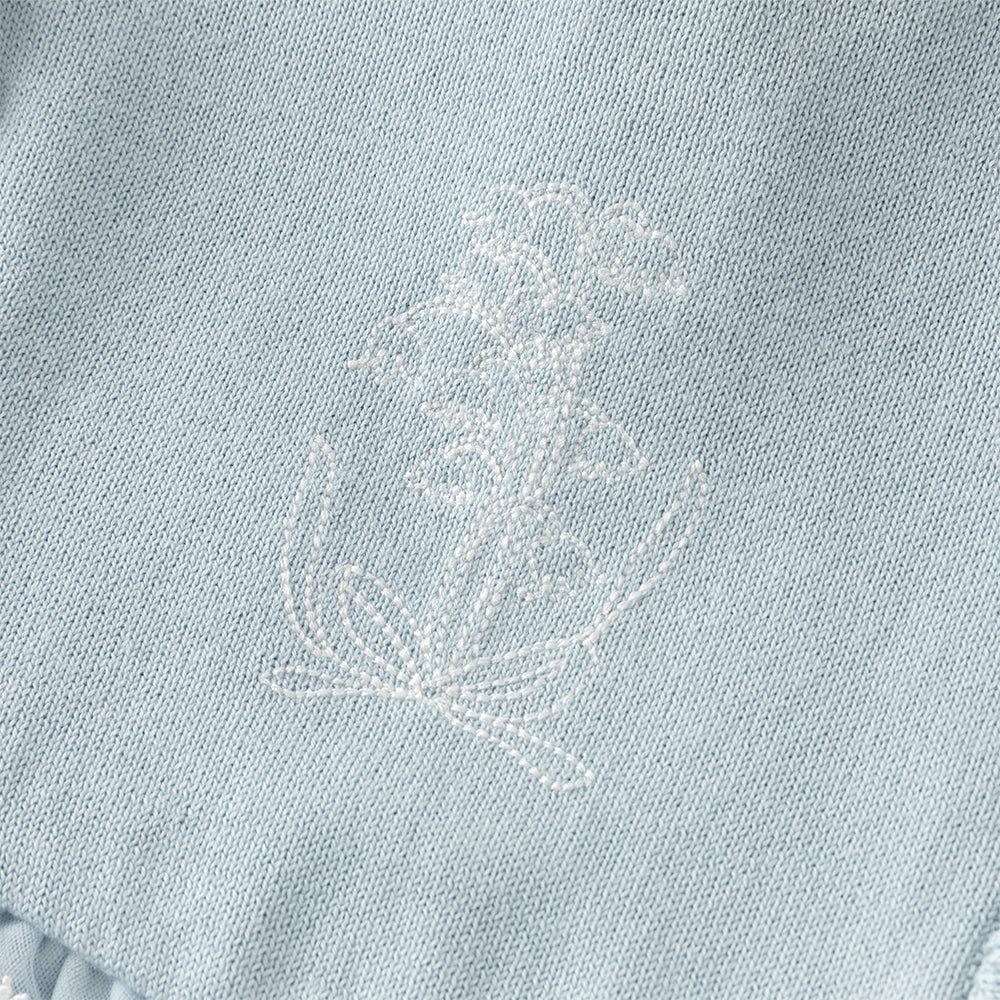 فستان بناتي طويل الأكمام بلون أزرق فاتح من قماش محبوك، بتنورة تول بأسلوب أميرة مزينة بزنبق الوادي