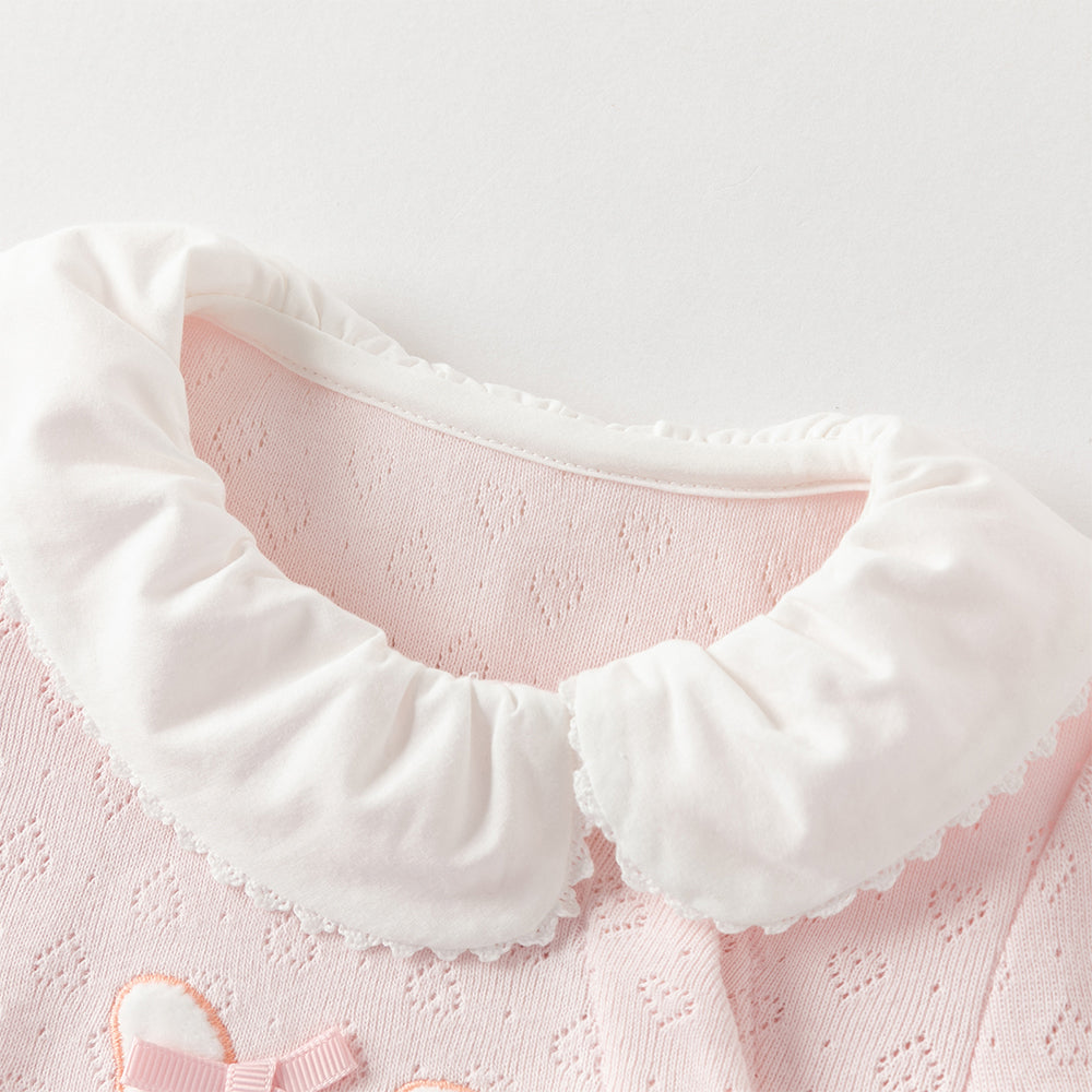 رومبر أطفال بناتي من القطن باللون الوردي الفاتح مع تطريز أرنب وياقة مكشكشة