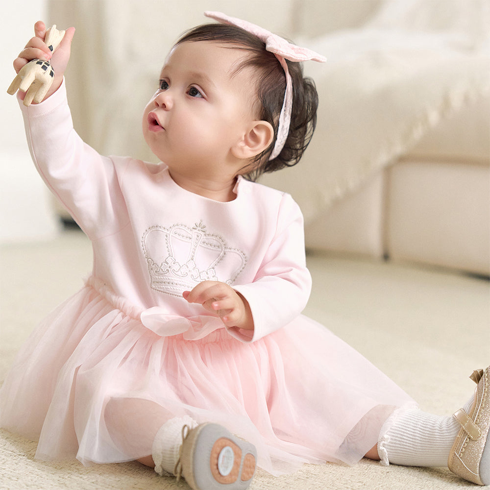 رومبر أميرة للرضيعات باللون الوردي الفاتح – بدلة قطنية مع تنورة تول وتطريز تاج