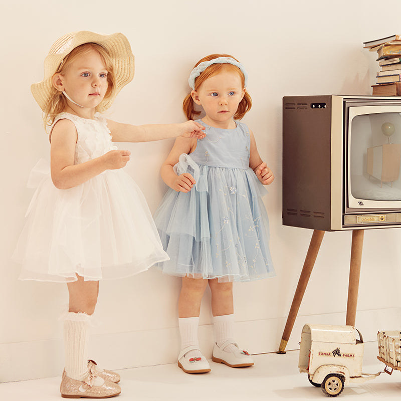 فستان صيفي للفتيات الصغيرات باللون الأبيض بدون أكمام من قماش شبكي على طراز الأميرة