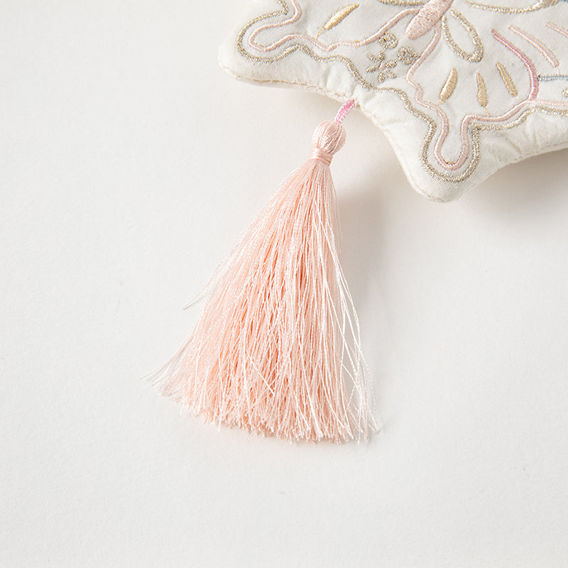 فستان شبكي أبيض صيفي للفتيات مع تطريز ووشاح كتف زخرفي (يشمل حقيبة كروس)