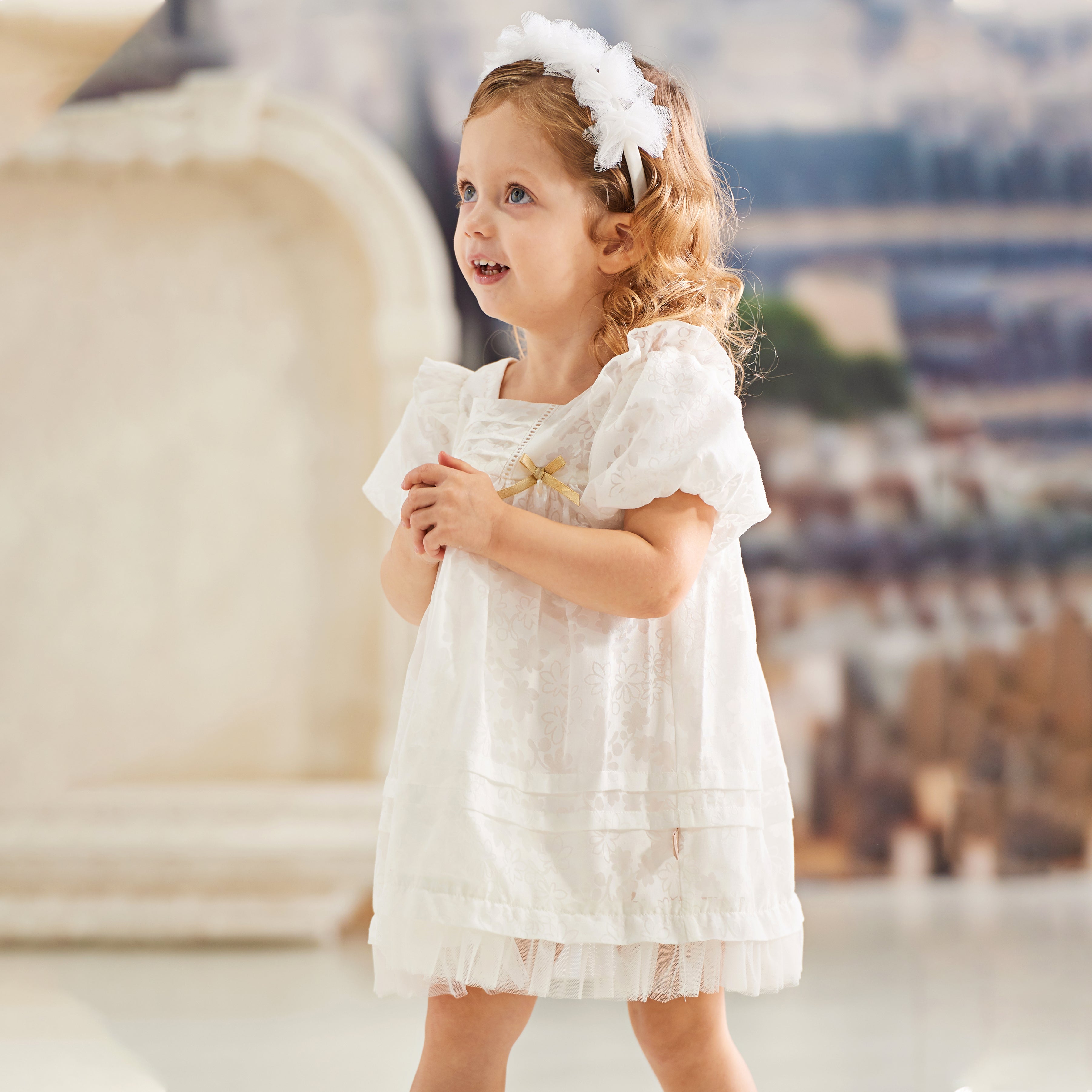 فستان صيفي للبنات الصغيرات من التول الأبيض بأكمام فقاعة وتنورة على شكل حرف A