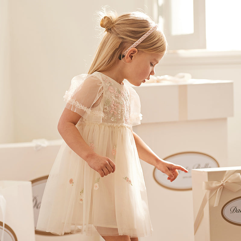 فستان صيفي للبنات الصغيرات من التول الأبيض/الوردي مزين بتطريز زهور بتصميم أميري