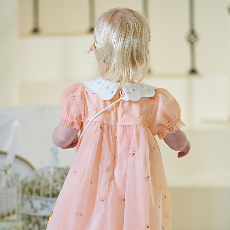 فستان صيفي للبنات الصغيرات من التول الوردي مع تطريز طفولي (يشمل حقيبة كروس)