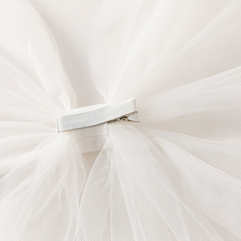 فستان بنات صيفي من التول أبيض فاتح مزين ببندلة فراشة شبكية قابلة للإزالة تصميم أميري(متضمن إكسسوار شعر)