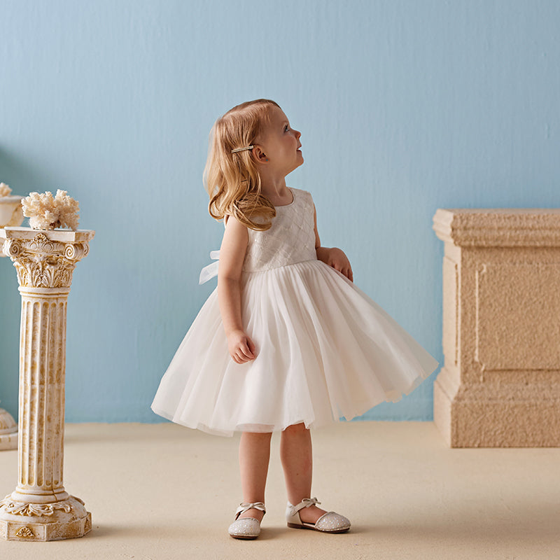 فستان بنات صيفي من التول أبيض فاتح مزين ببندلة فراشة شبكية قابلة للإزالة تصميم أميري(متضمن إكسسوار شعر)