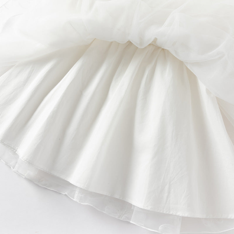 فستان بنات صيفي من التول باللون الأبيض مزين بتطريز زهور ثلاثية الأبعاد مع لمسات من الترتر بأسلوب أميرة