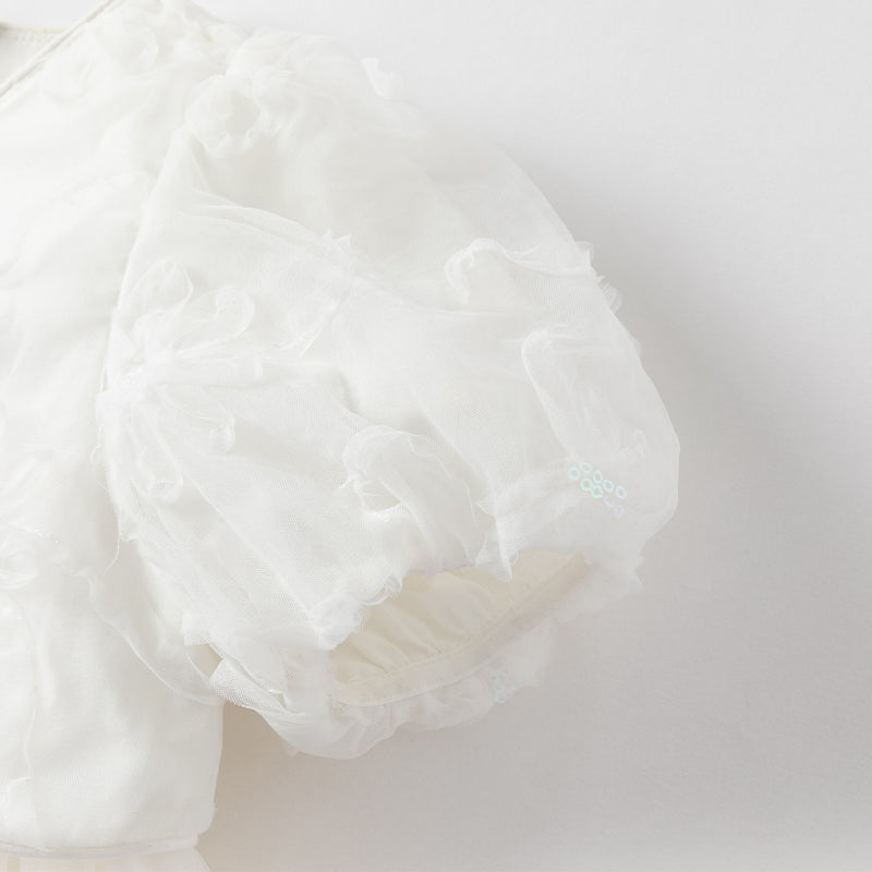 فستان بنات صيفي من التول باللون الأبيض مزين بتطريز زهور ثلاثية الأبعاد مع لمسات من الترتر بأسلوب أميرة