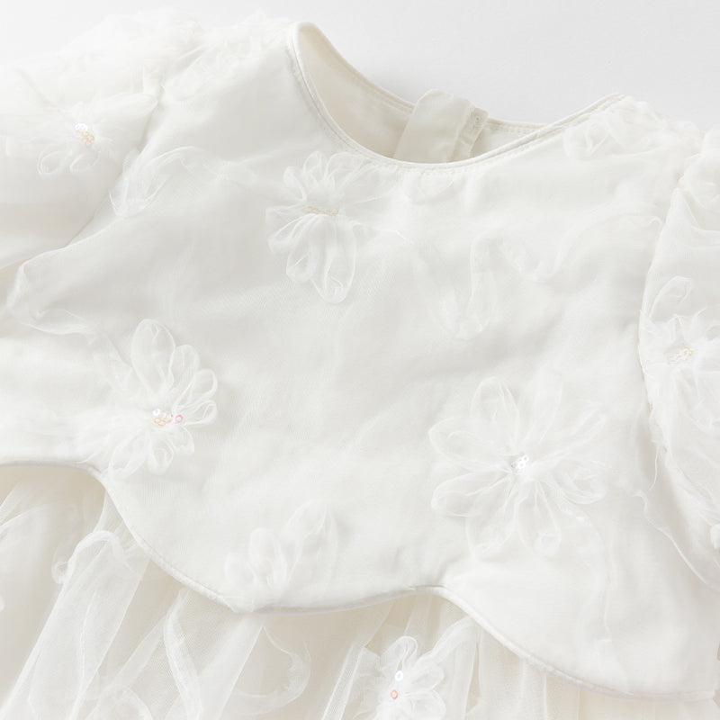 فستان بنات صيفي من التول باللون الأبيض مزين بتطريز زهور ثلاثية الأبعاد مع لمسات من الترتر بأسلوب أميرة