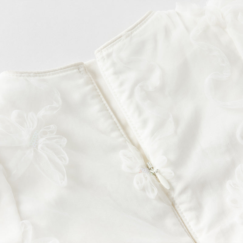 فستان بنات صيفي من التول باللون الأبيض مزين بتطريز زهور ثلاثية الأبعاد مع لمسات من الترتر بأسلوب أميرة