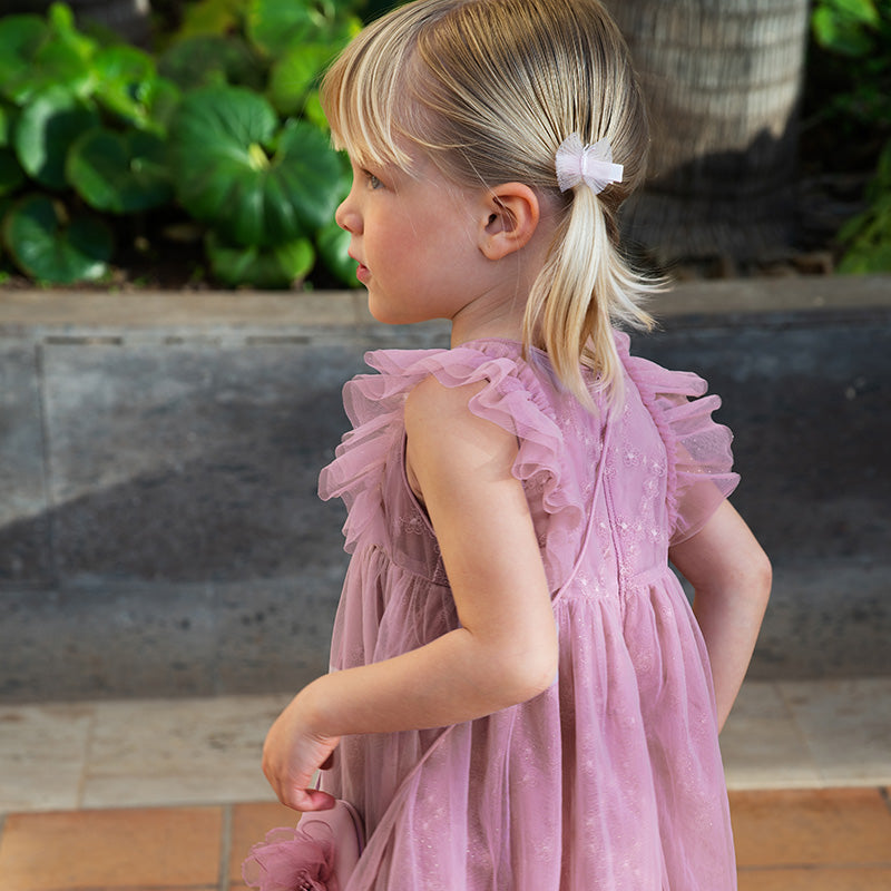 فستان صيفي للبنات الصغيرات من التول باللون بنفسجي غباري بأكمام مزخرفة متطايرة (يشمل حقيبة كروس)