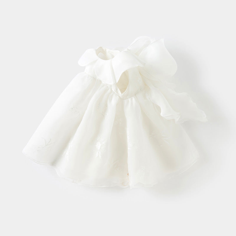 فستان أميرة شبكي بدون أكمام مع فراشات حالمة باللون الأبيض لفتيات صغيرات في الصيف