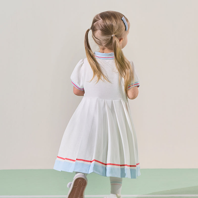 فستان بنات صيفي أبيض بياقة بولو، أسلوب رياضي