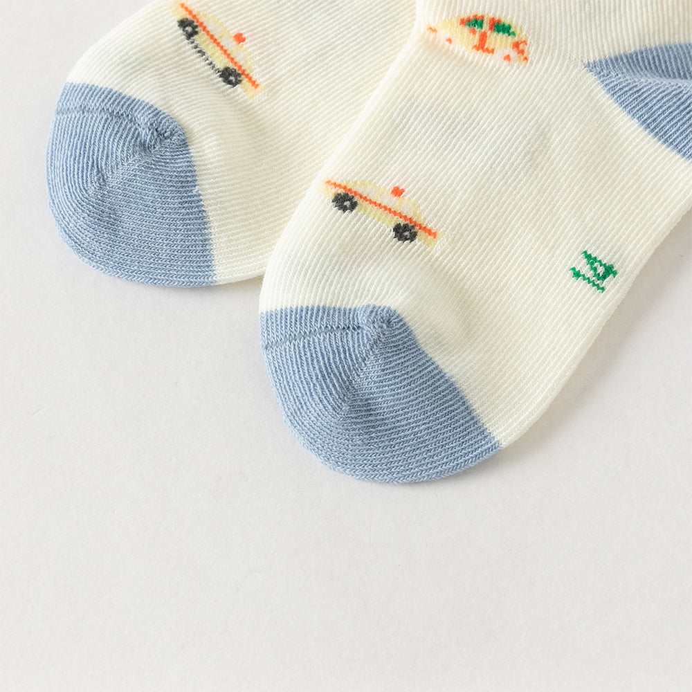 جوارب قطنية شبكية للأولاد الصغار باللونين الأزرق والأوف وايت، بنقشة سيارات لطيفة