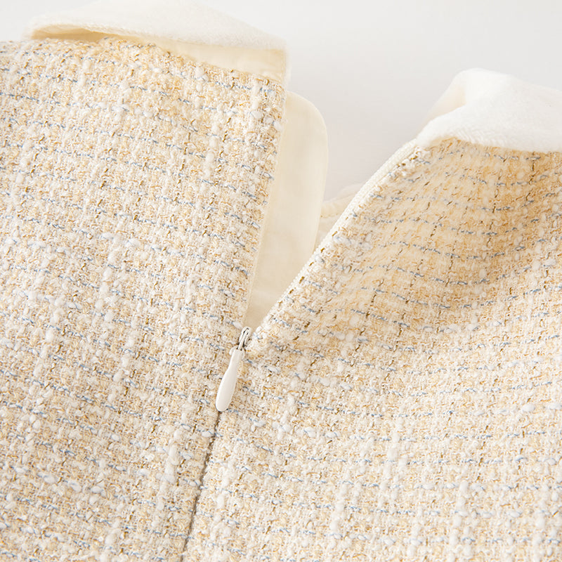 فستان للأطفال بأكمام طويلة من قماش تويد بلون أبيض حليبي مع تنورة من التول، بتصميم كلاسيكي أنيق