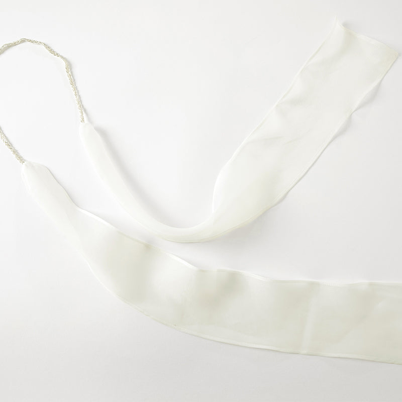 فستان سهرة بناتي بدون أكمام باللون البيج من الساتان، بتصميم أميرة بإطلالة فاخرة