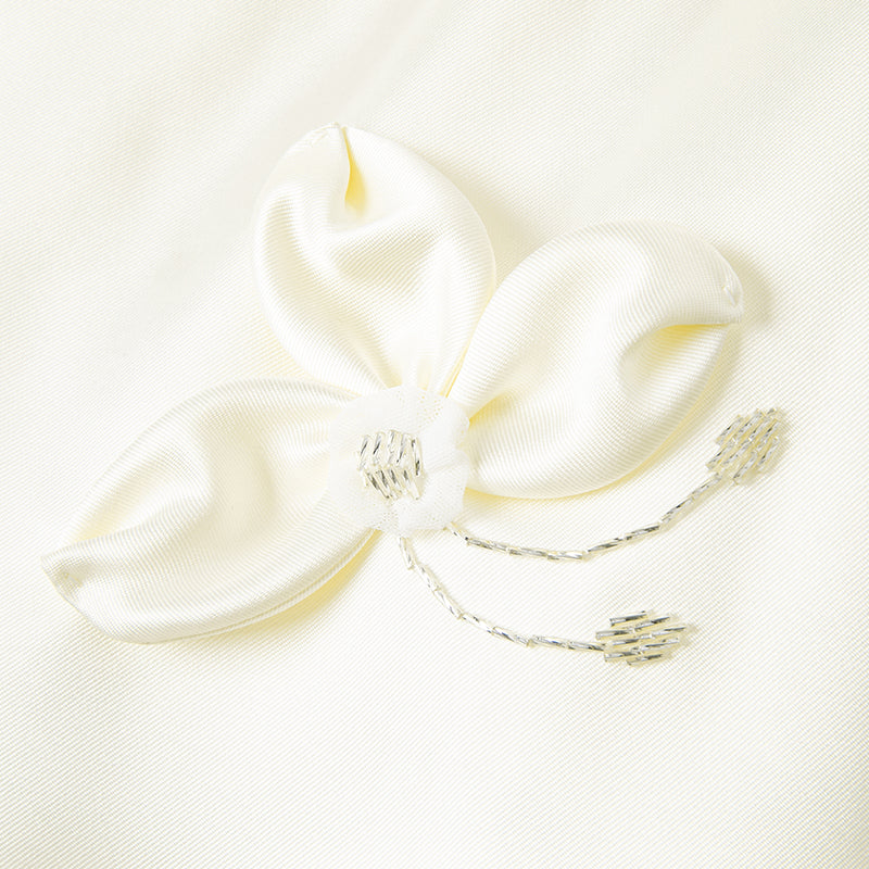 فستان سهرة بناتي بدون أكمام باللون البيج من الساتان، بتصميم أميرة بإطلالة فاخرة