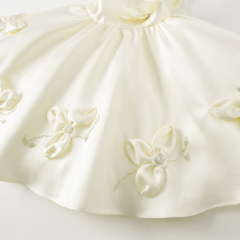 فستان سهرة بناتي بدون أكمام باللون البيج من الساتان، بتصميم أميرة بإطلالة فاخرة