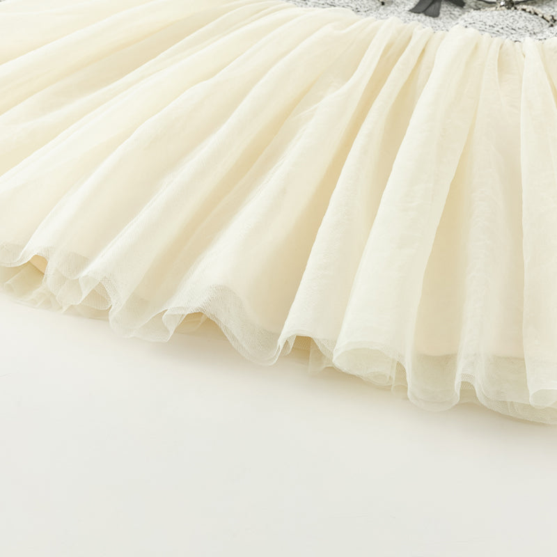 فستان بنات طويل الأكمام من قماش تويد أسود وأبيض مع تنورة تول باللون البيج بأسلوب أميرة