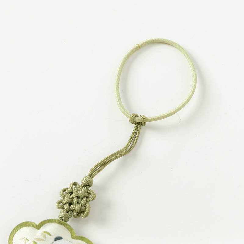 فستان بنات طويل الأكمام من التول باللون الأخضر الفاصوليائي بأسلوب صيني عصري (يشمل زينة تدلي من الخيوط الصينية)