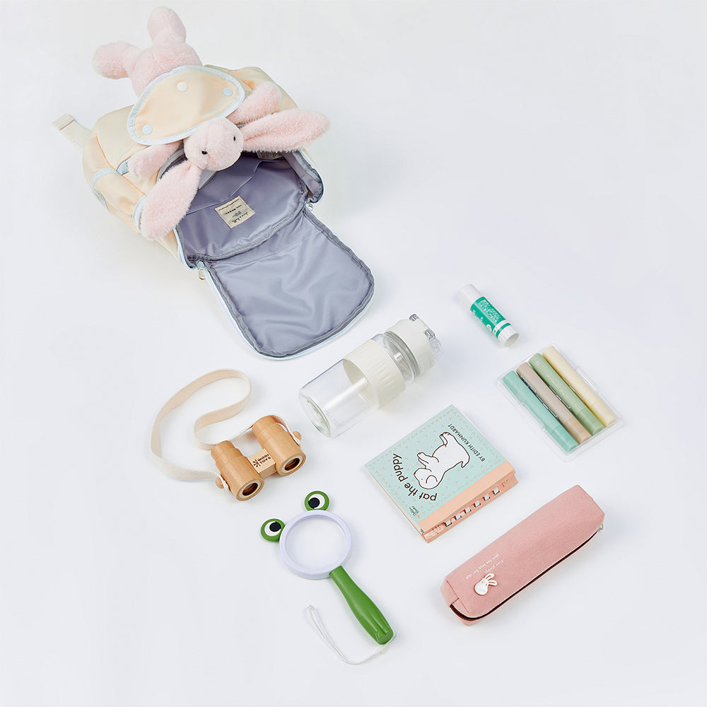 حقيبة ظهر مدرسية لطيفة للبنات الصغيرات بشكل أرنب من الفرو باللون البيج مع حزام قابل للتعديل