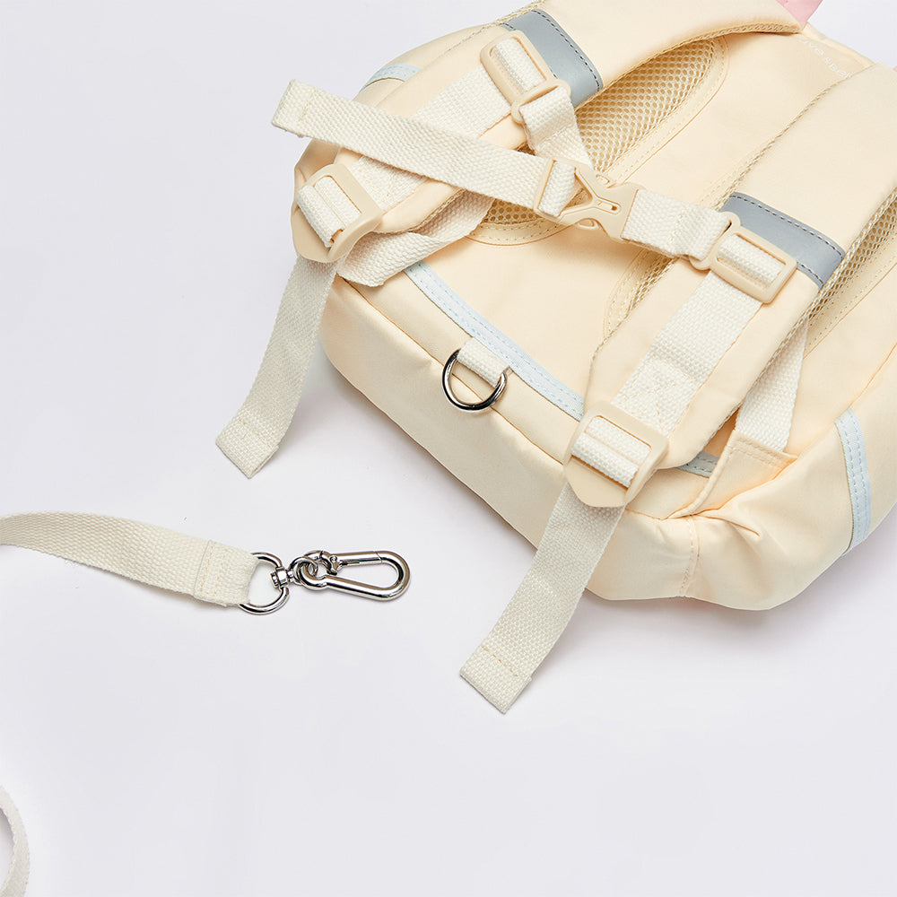 حقيبة ظهر مدرسية لطيفة للبنات الصغيرات بشكل أرنب من الفرو باللون البيج مع حزام قابل للتعديل