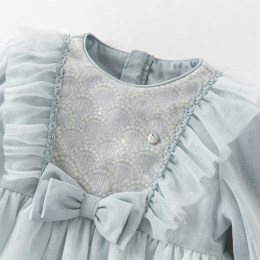 فستان للبنات الصغيرات بأكمام طويلة من التول باللون الرمادي الأزرق بتصميم أميري مزين بعقدة ودانتيل الزهور