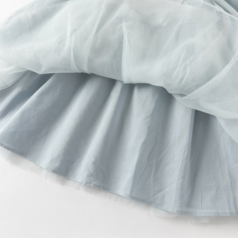 فستان للبنات الصغيرات بأكمام طويلة من التول باللون الرمادي الأزرق بتصميم أميري مزين بعقدة ودانتيل الزهور