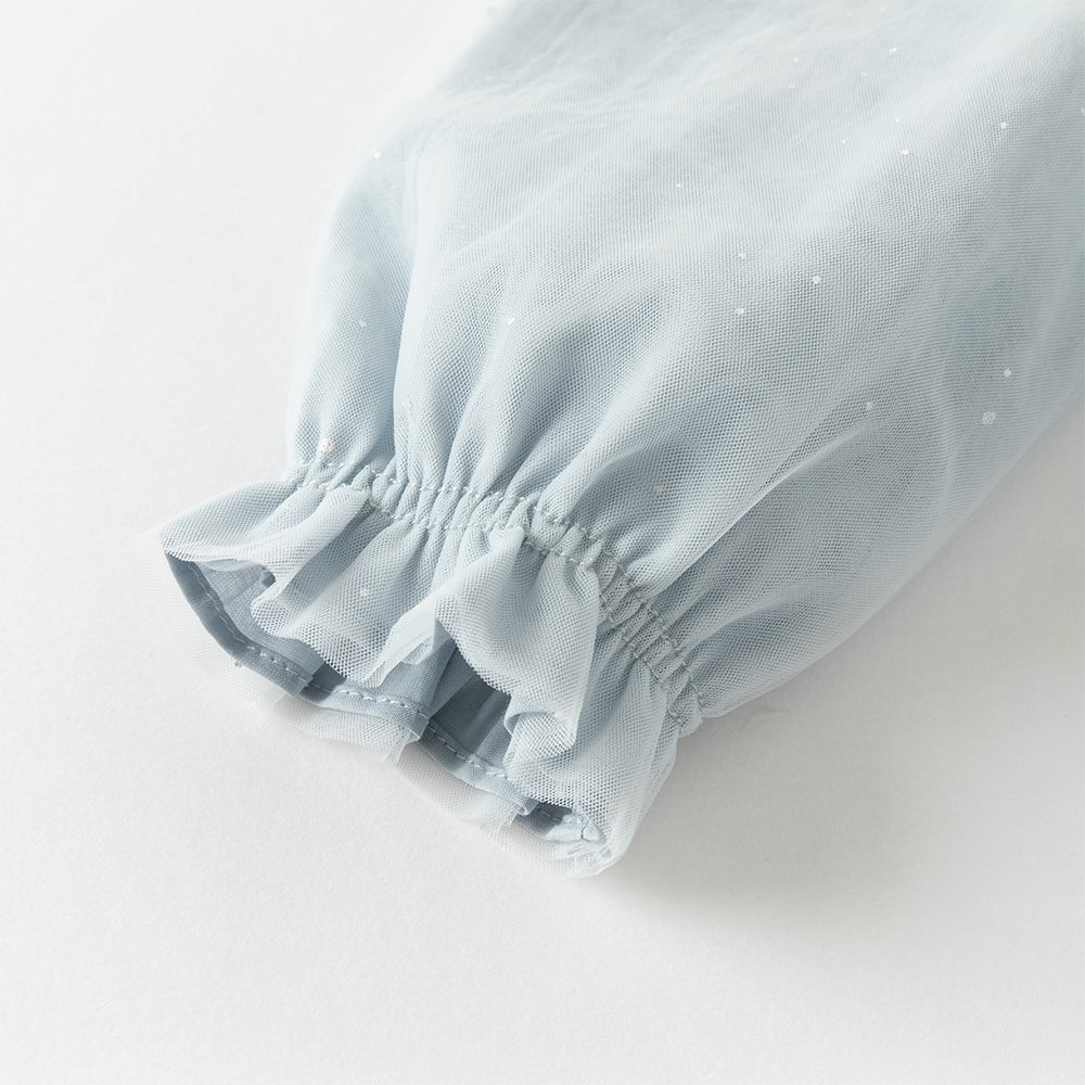 فستان للبنات الصغيرات بأكمام طويلة من التول باللون الرمادي الأزرق بتصميم أميري مزين بعقدة ودانتيل الزهور